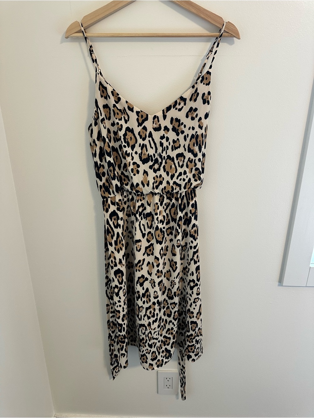 Socialite Leopard Print V-Neck Midi Dress Size M